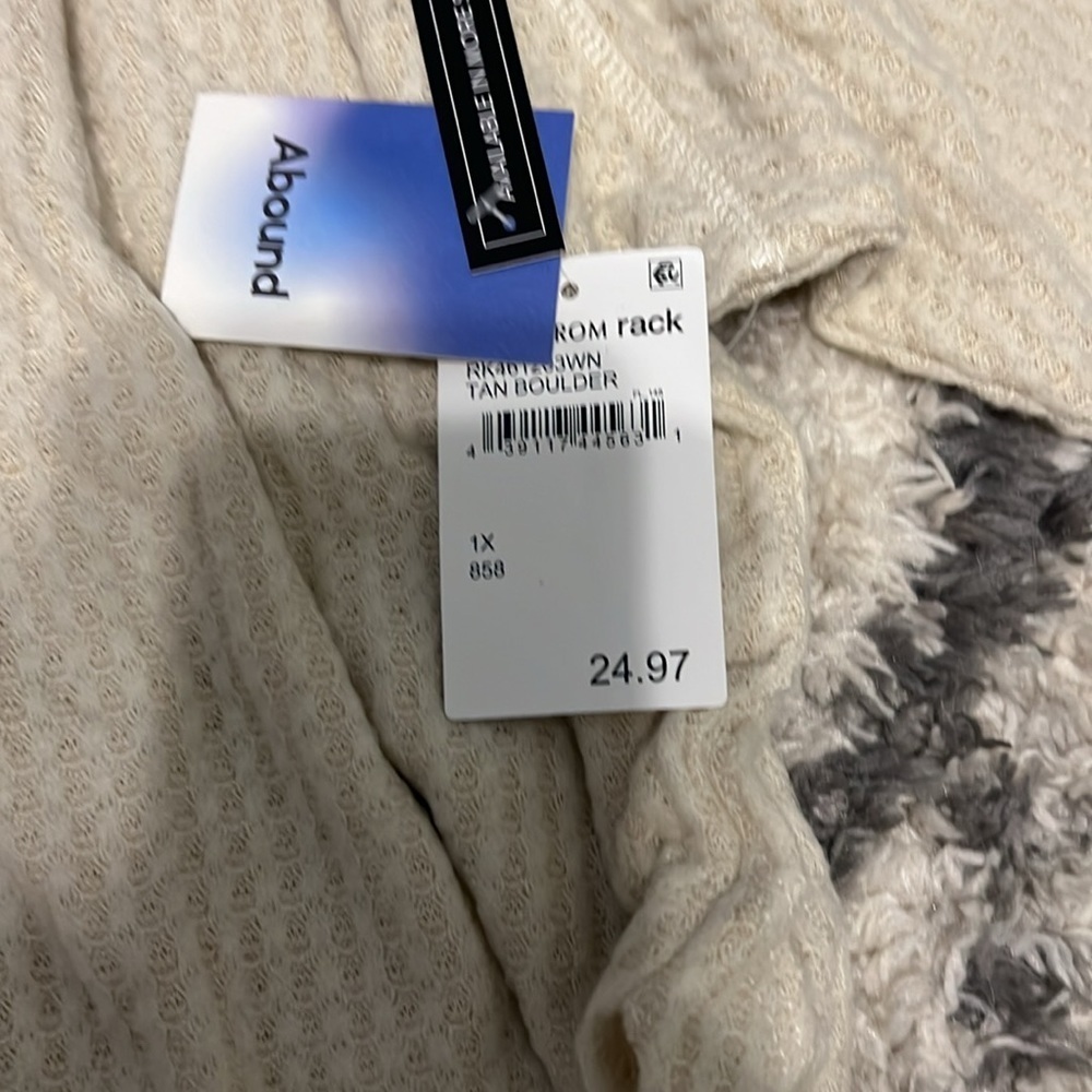 NWT: Sweater - Picture 4 of 4